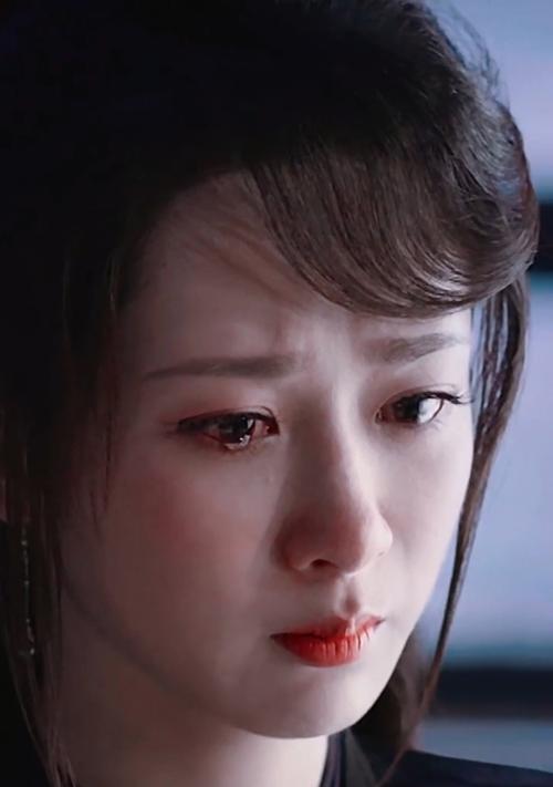 右眼流泪原因全解析：从泪腺失调到神经炎症的综合指南